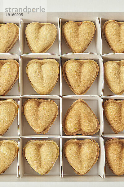 Herzförmige Kekse in einer Schachtel angeordnet