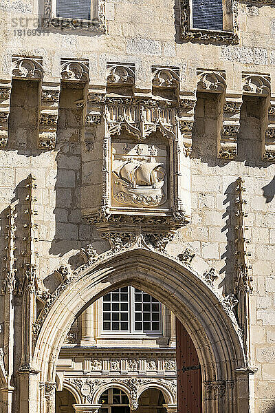 Frankreich  Nouvelle-Aquitaine  La Rochelle  Wappen über dem gewölbten Eingang des Rathauses aus dem 14. Jahrhundert