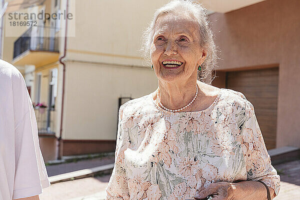 Glückliche Seniorin im Gespräch mit Urenkelin