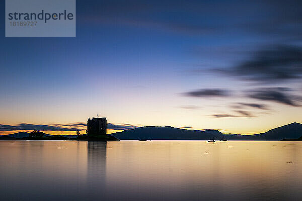 Castle Stalker am Loch Linnhe bei Sonnenuntergang  Schottland