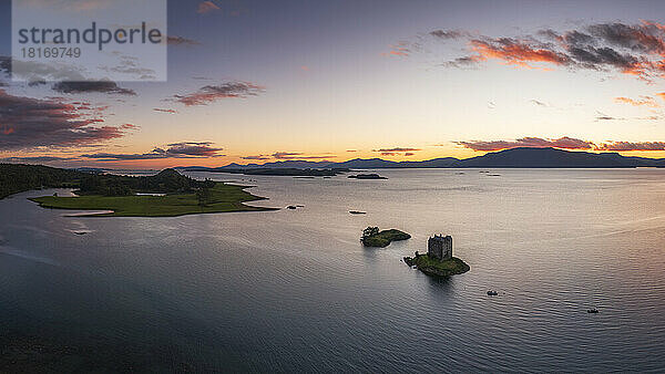 Luftaufnahme von Castle Stalker am Loch Linnhe bei Sonnenuntergang  Schottland