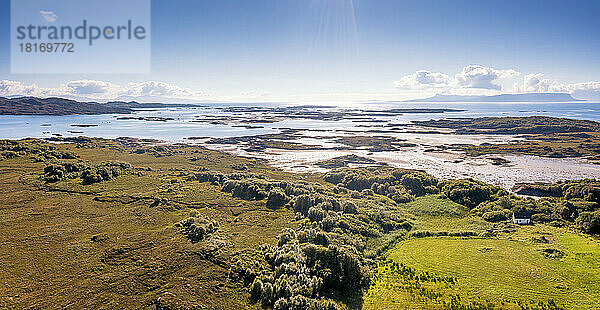 Luftaufnahme von Arisaig mit den Inseln Eigg und Rum  Schottland