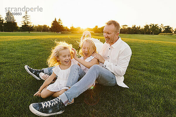 Vater und Töchter genießen im Park