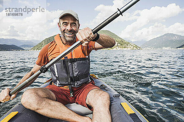 Glücklicher Mann beim Kajakfahren auf dem See