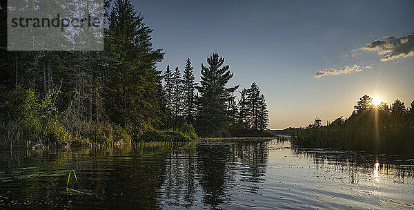 Sonnenuntergang über einem schönen See  Lake of the Woods  Ontario; Ontario  Kanada