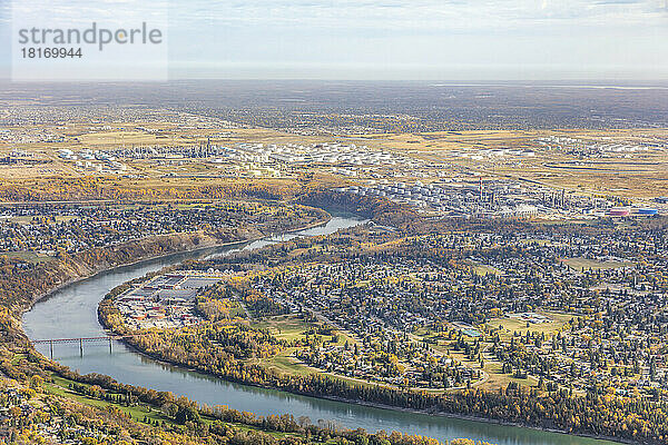 North Saskatchewan River und Gold Bar Kläranlage mit Raffinerien im Hintergrund; Edmonton  Alberta  Kanada