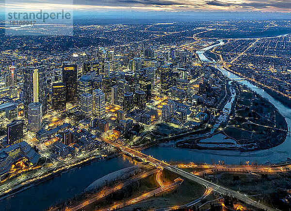 Abendliche Luftaufnahme der Innenstadt und des Bow River in Calgary  Alberta  Kanada; Calgary  Alberta  Kanada