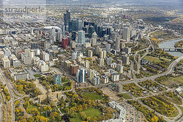 Luftaufnahme der Stadt Edmonton  Alberta  mit dem Gebäude der Provinzialverwaltung im Vordergrund; Edmonton  Alberta  Kanada