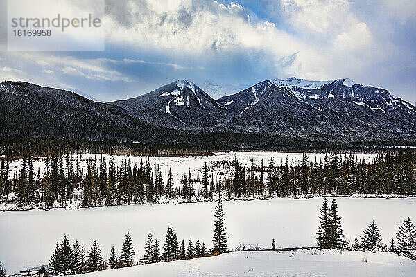 Blick auf die kanadischen Rocky Mountains im Winter im Banff National Park; Alberta  Kanada