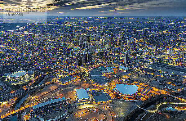 Abendliche Luftaufnahme der Innenstadt von Calgary  Alberta  Kanada; Calgary  Alberta  Kanada