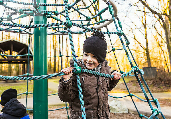 Ein kleiner Junge spielt im Herbst auf einem Spielplatz; Langley  British Columbia  Kanada