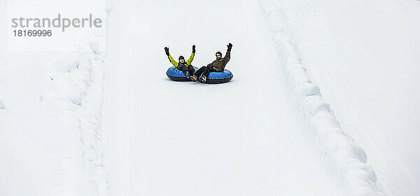 Vater und Sohn fahren im Tandem einen Skihang hinunter; Fairmont Hot Springs  British Columbia  Kanada