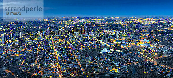 Abendansicht aus der Luft mit Blick nach Norden auf die Innenstadt von Calgary  Alberta  Kanada; Calgary  Alberta  Kanada