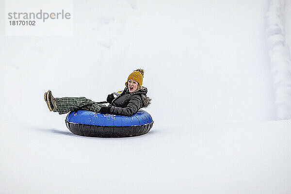 Frau beim Tubing auf einem Skihügel; Fairmont Hot Springs  British Columbia  Kanada