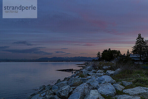 Das Licht des Sonnenuntergangs erwärmt die felsige Küste des Crescent Beach; Surrey  British Columbia  Kanada