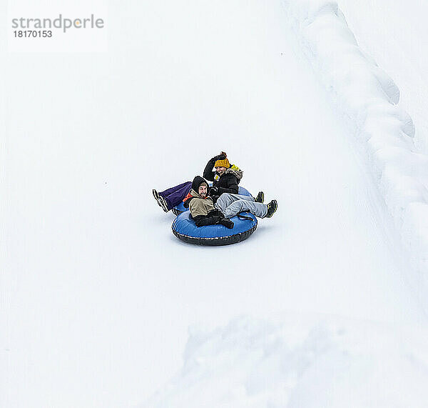 Ein Mann und eine Frau  die im Tandem einen Skiberg hinunterfahren; Fairmont Hot Springs  British Columbia  Kanada