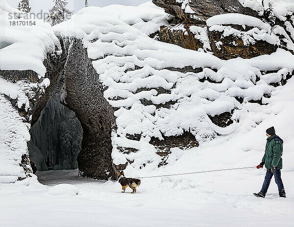 Älterer Mann mit seinem Hund bei der Erkundung der Natural Bridge am Kicking Horse River im Yoho National Park; British Columbia  Kanada