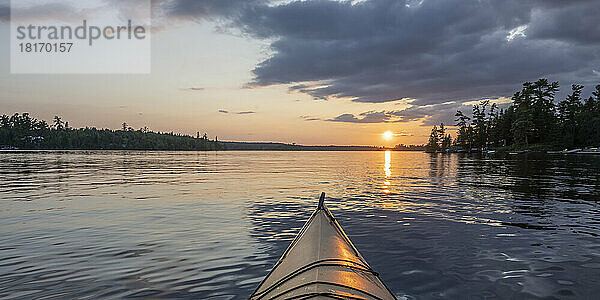 Sonnenuntergang über einem schönen See mit dem Bug eines Kajaks im Vordergrund  Lake of the Woods  Ontario; Ontario  Kanada