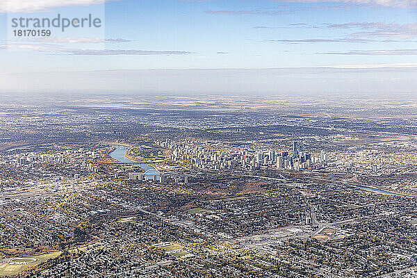 Luftaufnahme der Stadt Edmonton  Alberta  Kanada  und des fernen Horizonts im Nordwesten; Edmonton  Alberta  Kanada