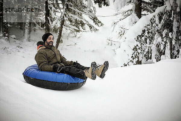 Mann beim Tubing auf einem Skihügel; Fairmont Hot Springs  British Columbia  Kanada