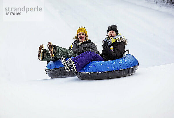 Zwei Frauen  die im Tandem einen Skihügel hinunterfahren; Fairmont Hot Springs  British Columbia  Kanada