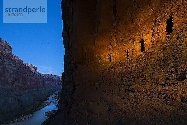 In die Canyonwände gemeißelte Granerien der Pueblo-Indianer.