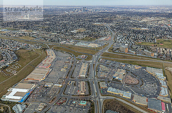 Abendliche Luftaufnahme der Einkaufszentren Signal Hill und Westhills mit der Stadt Calgary im Hintergrund; Calgary  Alberta  Kanada