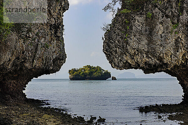 Karstformationen mit Insel; Thailand