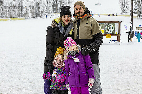 Eltern und ihre Kinder posieren für ein Foto während ihres Urlaubs in einem Skigebiet; Fairmont Hot Springs  British Columbia  Kanada
