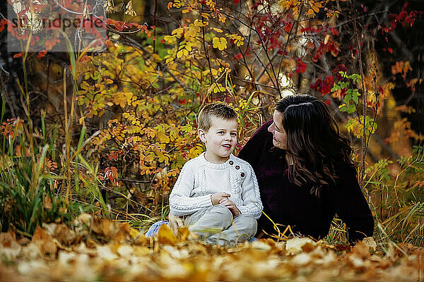 Eine Mutter verbringt Zeit mit ihrem kleinen Sohn in einem Stadtpark während der Herbstsaison; Edmonton  Alberta  Kanada
