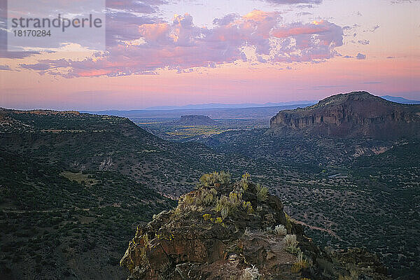 Schluchten und Felsformationen in einer weiten Wüstenlandschaft bei Sonnenuntergang; New Mexico  Vereinigte Staaten von Amerika