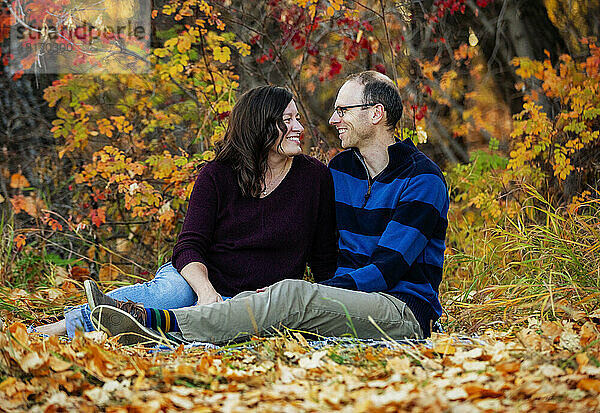 Ein Ehepaar  das im Herbst in einem Stadtpark Zeit miteinander verbringt; St. Albert  Alberta  Kanada