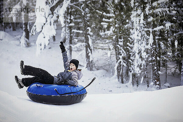 Junge beim Tubing auf einem Skihügel; Fairmont Hot Springs  British Columbia  Kanada