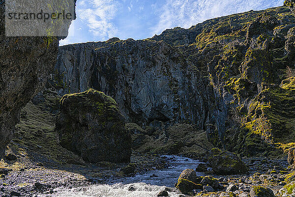 Unbenanntes Tal in der Gegend von Thorsmork  Island  mit einem Bach  der durch die wunderschöne zerklüftete Landschaft fließt; Südküste  Island