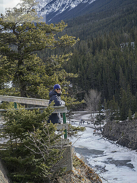 Weibliche Touristin genießt den Banff National Park im Winter; Banff  Alberta  Kanada