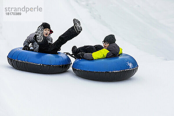 Zwei Jungen fahren im Tandem einen Skihügel hinunter; Fairmont Hot Springs  British Columbia  Kanada