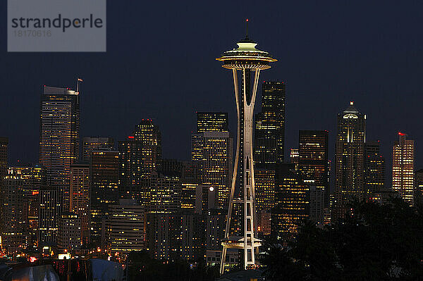 Blick auf die Space Needle und die Skyline von Seattle bei Nacht; Space Needle  Seattle  Washington.