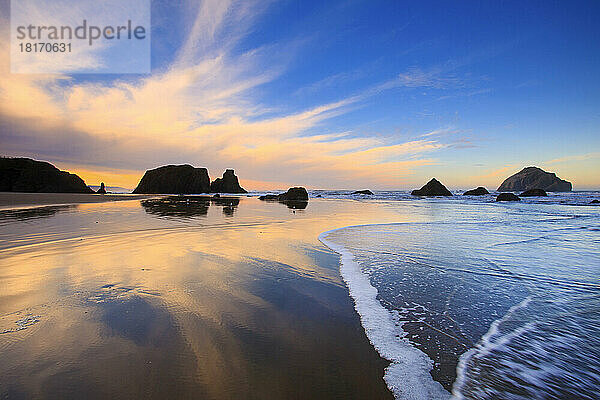 Silhouettierte Felsformationen am Bandon Beach bei Sonnenaufgang bei Ebbe  Küste von Oregon; Oregon  Vereinigte Staaten von Amerika