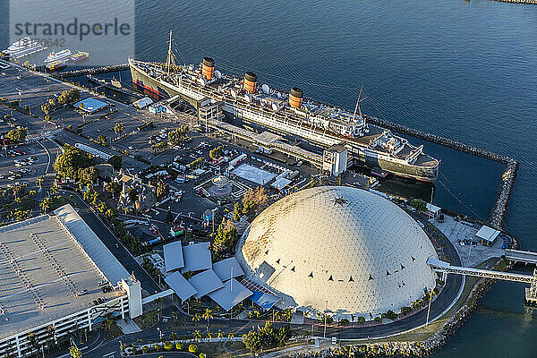 RMS Queen Mary  jetzt ein Hotelschiff und Touristenattraktion in Long Beach  Kalifornien. Die Kuppel ist das ehemalige Zuhause der Spruce Goose von Howard Hughes; Long Beach  Kalifornien  Vereinigte Staaten von Amerika