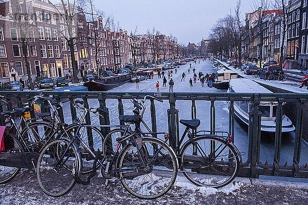 Schlittschuhlaufen auf den Grachten; Amsterdam  Niederlande