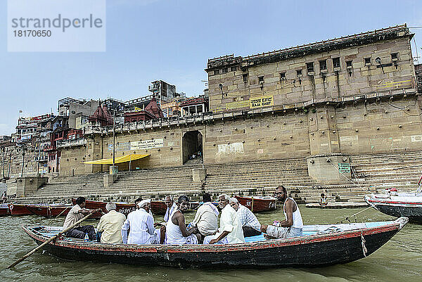 Pilger im Ruderboot auf dem Ganges; Varanasi  Indien