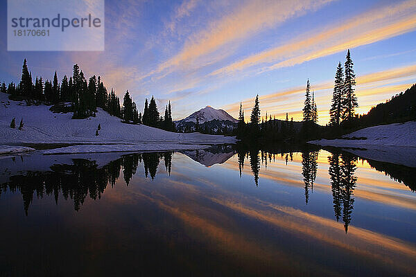 Spiegelbild des Mount Rainier und des Waldes  der sich im Tipsoo Lake bei Sonnenuntergang spiegelt  Mount Rainier National Park; Washington  Vereinigte Staaten von Amerika