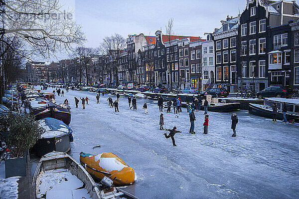 Zahlreiche Menschen beim Schlittschuhlaufen auf den Grachten; Amsterdam  Niederlande