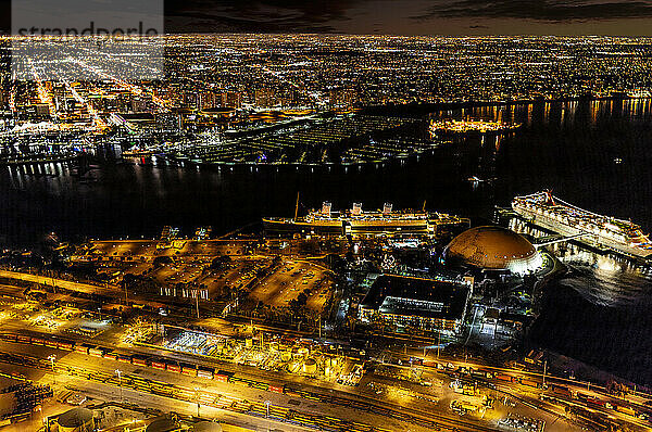 Kreuzfahrtschiff und die RMS Queen Mary im Hafen von Long Beach bei Nacht  Kalifornien  USA; Long Beach  Kalifornien  Vereinigte Staaten von Amerika