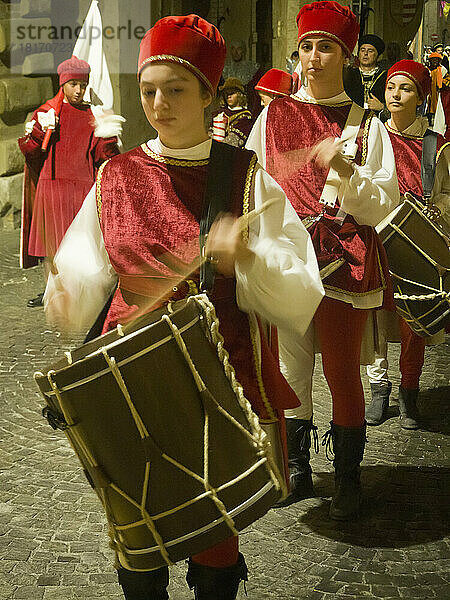 Junge Trommler  die in historischen Kostümen durch die nächtlichen Straßen der Stadt ziehen  um die Cavalcata dell'Assunta nachzustellen; Fermo  Marken  Italien