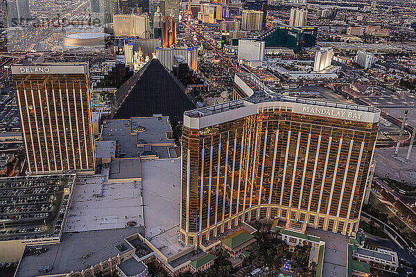 Luftaufnahme der wichtigsten Hotels und des Las Vegas Strip in Las Vegas bei Sonnenuntergang; Las Vegas  Nevada  Vereinigte Staaten von Amerika