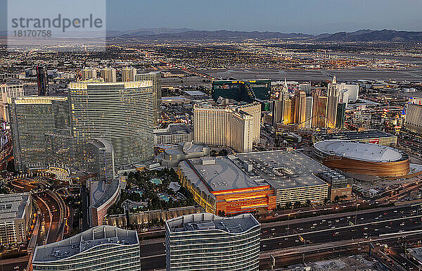 Abendliche Luftaufnahme des Las Vegas Strip mit einem Resort  einem Kasino und der Arena; Las Vegas  Nevada  Vereinigte Staaten von Amerika