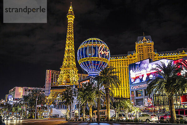 Szene entlang des Las Vegas Strip bei Nacht mit beleuchteten Gebäuden und Strukturen; Las Vegas  Nevada  Vereinigte Staaten von Amerika