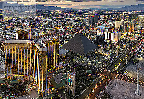 Luftaufnahme der wichtigsten Hotels und des Las Vegas Strip in Las Vegas bei Sonnenuntergang; Las Vegas  Nevada  Vereinigte Staaten von Amerika