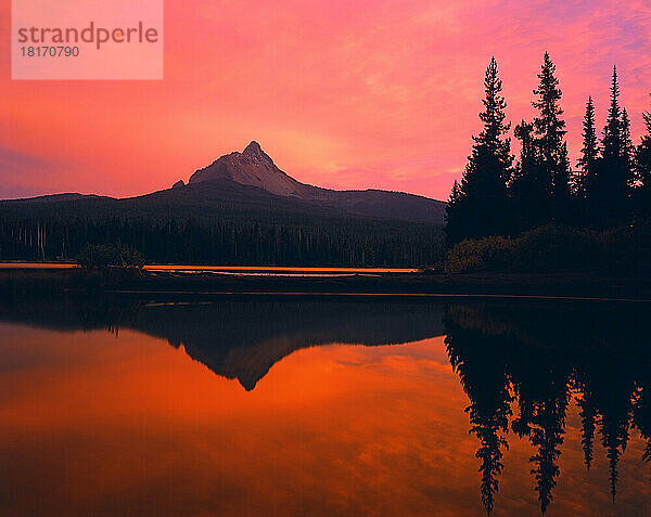 Schöner Sonnenuntergang am Big Lake und Mount Washington; Oregon  Vereinigte Staaten von Amerika